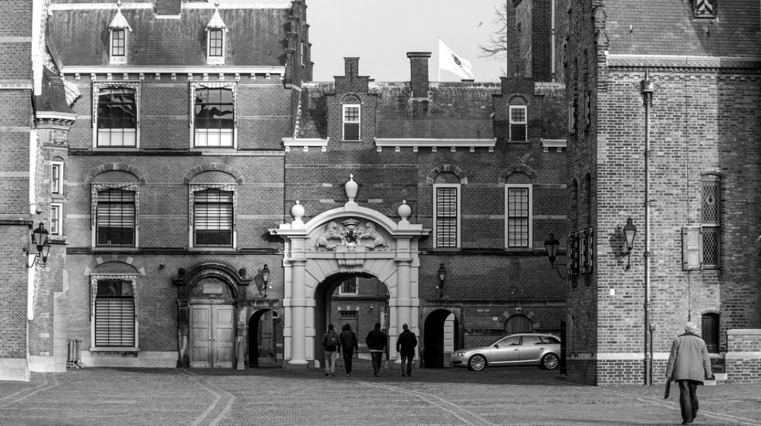 Binnenhof, em Haia, onde fica o parlamento neerlandês, a preto e branco